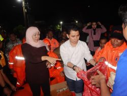 Khofifah Blusukan Kunjungi Korban Banjir di Tempuran Mojokerto