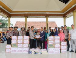 Polres Jombang Salurkan Bantuan Sembako Kepada Korban Puting Beliung
