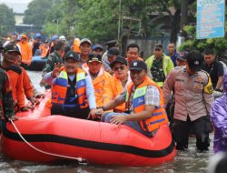 Dampaingi Gus Ipul, Pj Bupati Jombang Kunjungi Korban Banjir Jombang