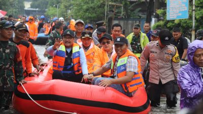 Dampaingi Gus Ipul, Pj Bupati Jombang Kunjungi Korban Banjir Jombang