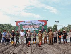 Dukung Swasembada Pangan, Polres Jombang Bersama Frkopimda Tanam Jagung Serentak 1 Juta Hektar