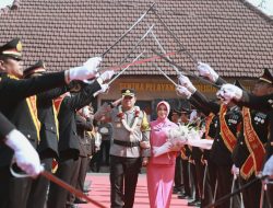 AKBP Ardi Kurniawan Jabat Kapolres Jombang, Disambut Pedang Pora