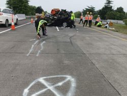 Rombongan Dinsos Jatim Alami Kecelakaan di Tol Jombang, 2 Korban Tewas