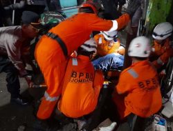 Diduga Sopir Ngantuk, Truk Tabrak Warung di Jombang Lalu Terbalik