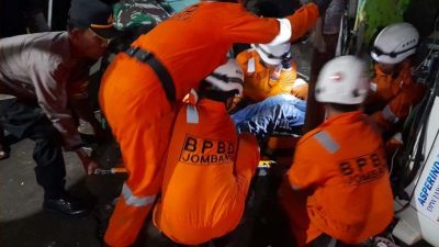 Diduga Sopir Ngantuk, Truk Tabrak Warung di Jombang Lalu Terbalik