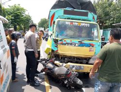Nahas, Pemotor Tewas Usai Tabrak Truk Mebel di Jombang