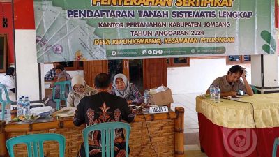 Pemdes Kepuhkembeng Jombang Sukses Bagikan Sertifikat PTSL