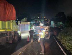 Truk Trailer Terperosok Jalinsum Muara Enim, Bikin Macet Jalan