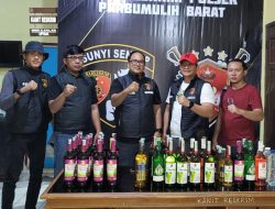 Polsek Prabumulih Barat Razia Sejumlan Warung, Sita Puluhan Botol Miras