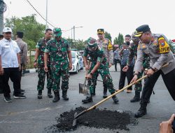 Sinergitas TNI-Polri Menambal Jalan Berlubang di Jalan Raya Mojoagung-Jombang