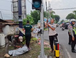 Satpol PP Jombang Lakukan Penertiban Reklame Liar di Beberapa Titik