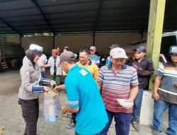 Jum’at Berkah, Polisi Jombang Bagikan Nasi Bungkus Pada Pekerja Kebersihan