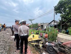 KA Kartanegera tabrak Truk Pupuk di per-lintasan tanpa palang pintu di Kediri, 1 Tewas