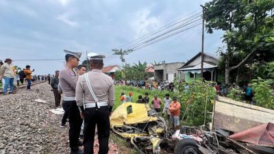 KA Kartanegera tabrak Truk Pupuk di per-lintasan tanpa palang pintu di Kediri, 1 Tewas