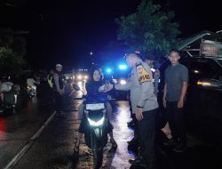 Patroli Harkamtibmas, Polres Jombang Bagikan Makan Sahur Gratis