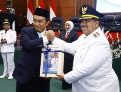 Teguh Narutomo Resmi Serahkan Jabatan Bupati Jombang Kepada Warsubi