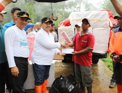 Bupati Jombang Gercap meninjau dan beribantuan korban tanah longsor di Wonosalam