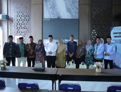 Bupati Jombang dan keluarga besar bagikan sedekah kepada 10 rubu guru ngaji