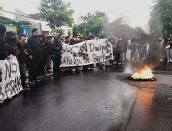 Ratusan mahasiswa demo di DPRD Jombang tolak revisi UU TNI