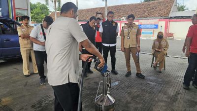 Satgas BBM Polres Jombang bersama UPT Metrologi dan Pertamina lakukan pengecekan SPBU