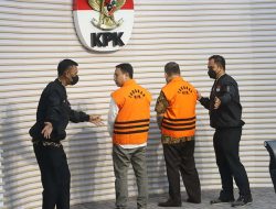 KPK tahan dua tersangka kasus jula beli Gas antara PT.PGN dan PT.IAE