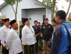 Bupati Jombang Serahkan Kunci Huntara Kepada Korban Terdampak Tanah Longsor