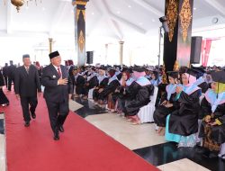 Bupati Warsubi Beri Motivasi Pada Lulusan STIKES Pemkab Jombang