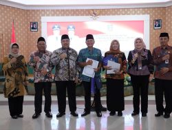Bupati Jombang Serahkan SK Pensiun 109 Pegawai Purna Tugas