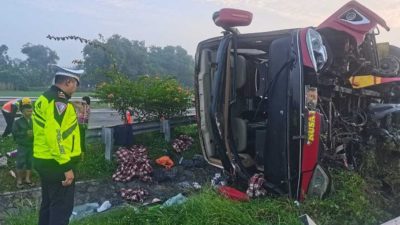 Bus Pariwisata Terguling di Tol Jombang