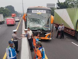 Bus Jurusan Cilacap-Malang Tabrak Belakang Truk di Tol Sidoarjo Menuju Waru
