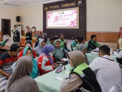 Polres Jombang Gelar Bakti Kesehatan dan Bagikan Bansos, Sambut HUT Bhayangkara ke 79