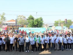 Peringati HLH 2025, Bupati Jombang Pimpin Aksi Bersih-Bersih Sampah Plastik