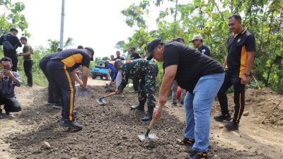 Bupati Jombang Turun Langsung Gotong Royong Perbaiki Jalan Kedungdenden