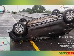 Mobil Sedan Terbalik di Tol Jombang Diduga Alami Aquaplaning, Dua Orang Terluka