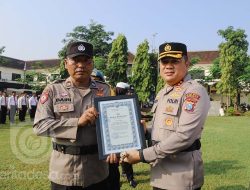 Kapolres Jombang Berikan Penghargaan Pada 10 Anggota Berprestasi Dalam Tugas