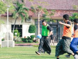 Meriahkan HUT RI, Polres Jombang Gelar Pertandingan Sepakbola Sarung