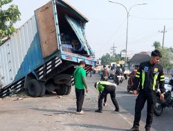 Bus Mira Tabrak Truk Parkir di Jombang Hingga Masuk ke Sungai, 3 Orang Terluka