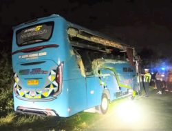Bus Rombongan Alumni SMEA Mojoagung Jombang Menabrak Truk di Tulungagung, 1 Tewas 6 Terluka