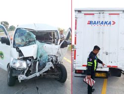 Grand Max Tabrak Truk di Tol Jombang, 4 Orang Terluka