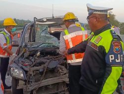 Wuling Tabrak Truk Tronton di Tol Jombang, Tiaga Tewas