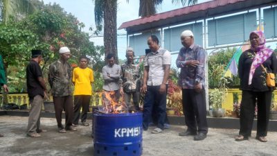 Mahasiswa KPM UNSIQ Kenalkan Alat Sampah Minim Asap di Desa Panerusan