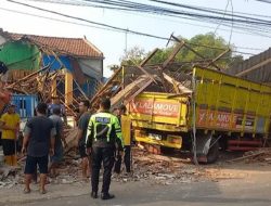 Truk Tabrak Rumah Hingga Hancur di Catakgayam Jombang
