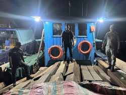 Bakamla RI Gagalkan Pengangkutan Kayu Ilegal di Batam