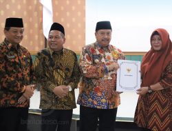 Bupati Warsubi Serahkan SK Purnatugas Kapada 111 ASN Pemkab Jombang