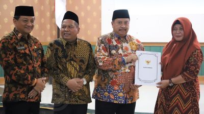 Bupati Warsubi Serahkan SK Purnatugas Kapada 111 ASN Pemkab Jombang