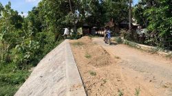 proyek-tembok-penahan-jalan-di-desa-plabuhan-jombang (2)