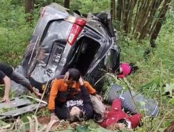Innova Terjun ke Jurang di Jalur Pacet Mojokerto, 2 Korban Tewas 5 Luka