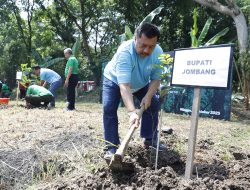 Lestarikan Alam, Pemkab Jombang dan Kejagung Tanam Pohon di Sumberboto