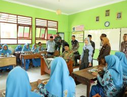 Bupati dan Kepala Disdikbud Jombang Tinjau Program MBG di SMPN 1 Sumobito