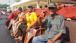 penyerahan-bantuan-100-becak-lisrik-di-jombang (1)